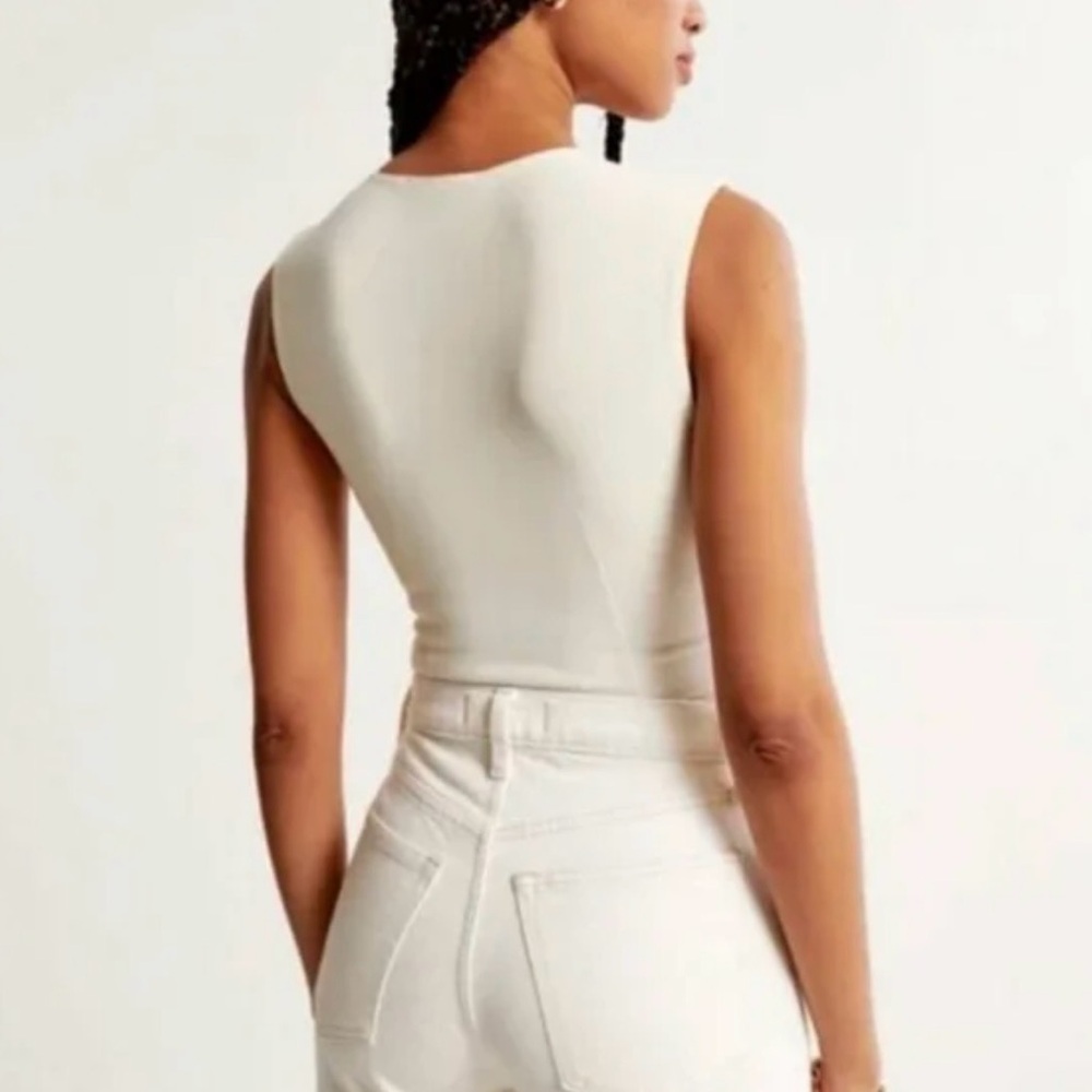 NWT Abercrombie & Fitch Crepe Plunge Bodysuit in CREAM 🍦 - Picture 8 of 12